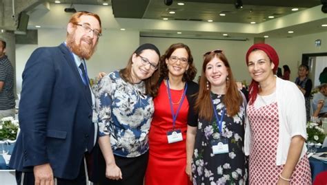 מאות רקדו מחוץ לביתה של שקד · צפו. מה עשו אנשי הציונות הדתית בנתניה? - כיפה