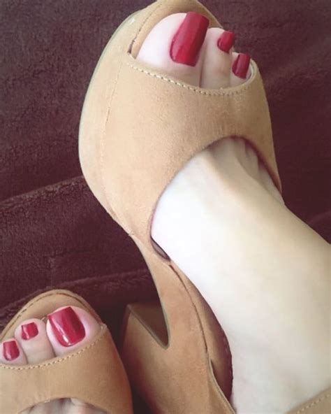 Delicious Female Feet — Aw Summer Womens Feet Female Feet Gorgeous Feet