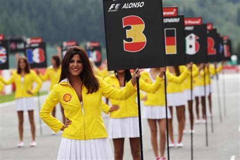 Formel 1 Grid Girls Präsentieren Den Rennkalender 2014 Bilder