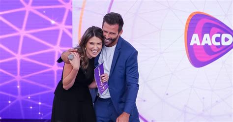 Rebeca faz revelação constrangedora sobre patrícia abravanel. Rebeca Abravanel e Henri Castelli se abraçaram no Teleton ...