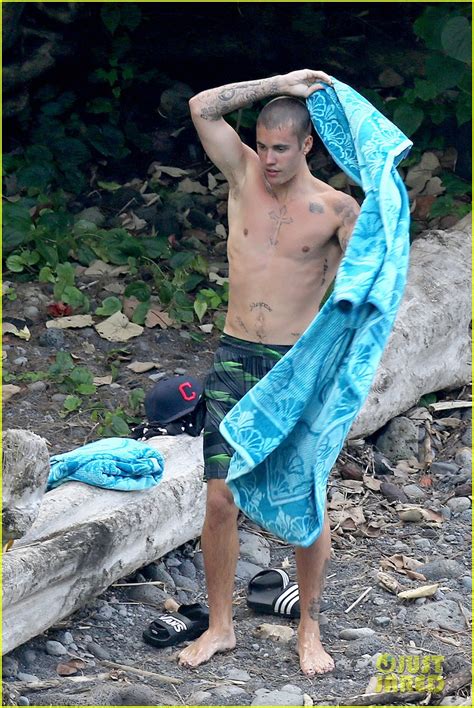Justin Bieber Goes Shirtless On Vacation In Hawaii Photo 1007583