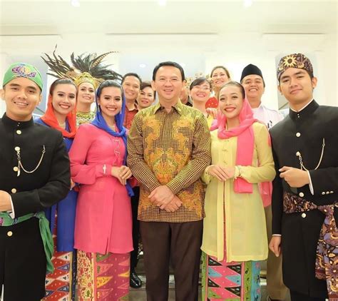 Pada perpaduan budaya indonesia, crown dapat dialihkan menjadi sanggul modern. Pakaian Adat Betawi Modern - Baju Adat Tradisional