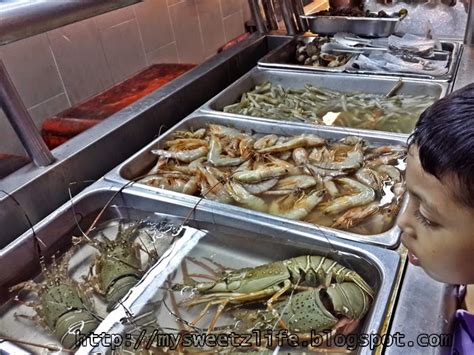 A riverside restaurant that specializes in fresh seafood chinese style. Tempat Makan Menarik di Kuching | Makan Malam di Top Spot ...