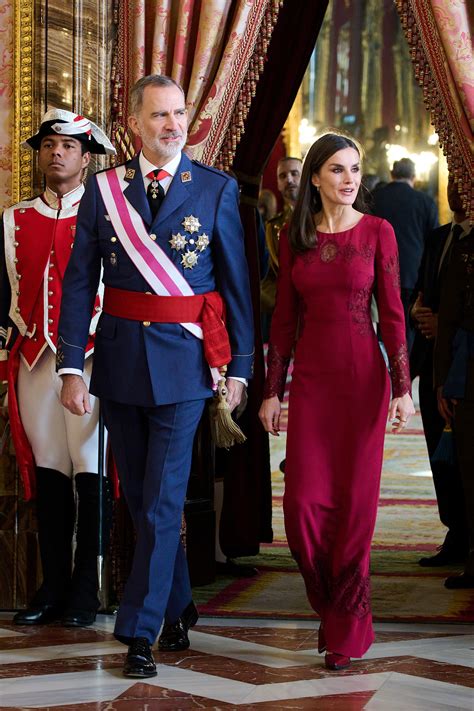 La Reina Letizia Luce Un Vestido Largo Y Zapatos De Tacón Muy Elegantes