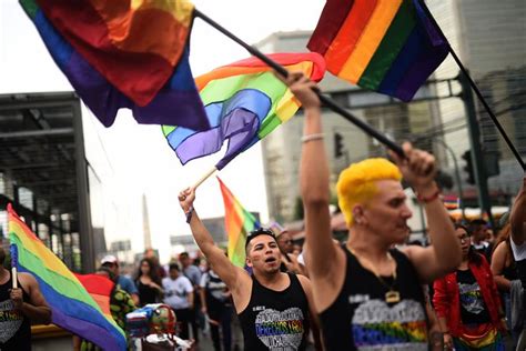 La comunidad lgbt participó este sábado en una marcha por las calles de la zona 4 y centro histórico de la capital para exigir derechos y trato igualitario. Una nutrida marcha festeja el orgullo LGBTI y la ...
