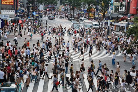 Japan Japanische Leute Und Kulturbusy Pedestrian Crossing In Tokyo´s