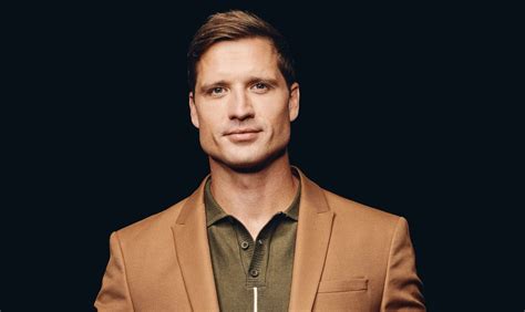Walker Hayes Imagines A Bittersweet Future In Dont Let Her Sounds