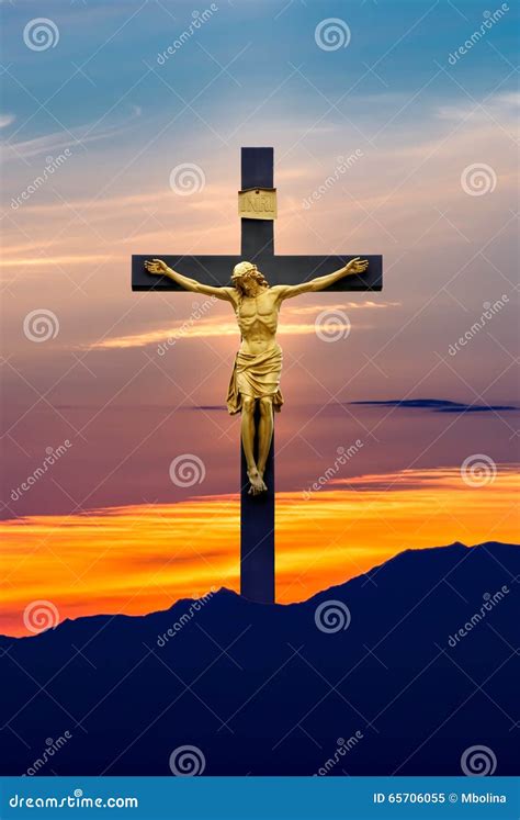 Jesus Christ En La Cruz Sobre Fondo Del Cielo Imagen De Archivo