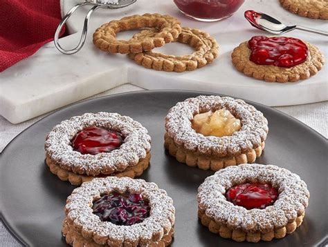 Cake mix bake someone happy! Recipe: Spiced Linzer Cookies | Duncan Hines Canada®