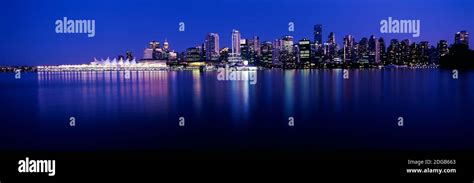 Vancouver Skyline Bei Nacht Stockfotos Und Bilder Kaufen Alamy