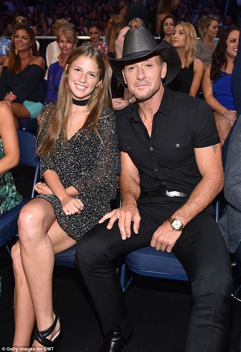 Tim Mcgraws Takes Daughter Maggie To The Cmt Music Awards Daily Mail