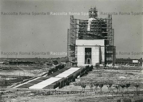 Abbiamo sentito parlare di facebook e siamo scesi per capirci qualcosa, con l'occasione prendiamo un nuovo smartphone da. Roma Sparita - EUR - Chiesa dei Santi Pietro e Paolo