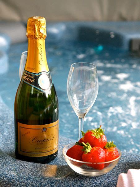 Romantic Hot Tub Champagne