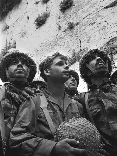 Israeli Paratroopers Re Create Iconic Photo On 50th Anniversary Of The