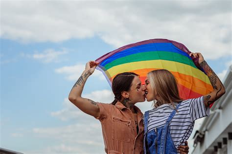 Lesbian Couple Kissing With Rainbow Flag Stok Fotoğraflar And 25 29 Yaş‘nin Daha Fazla Resimleri