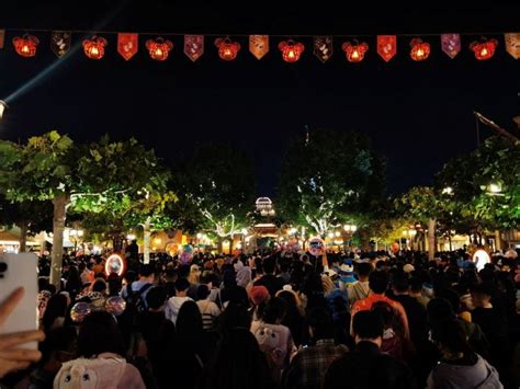 Covid 19 Ribuan Pengunjung Terperangkap Selepas Disney Resort Shanghai