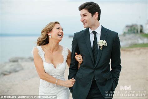 Gma Meteorologist Marries Nbc Anchor On A Perfect Day On The Shores Of Lake Michigan Daily