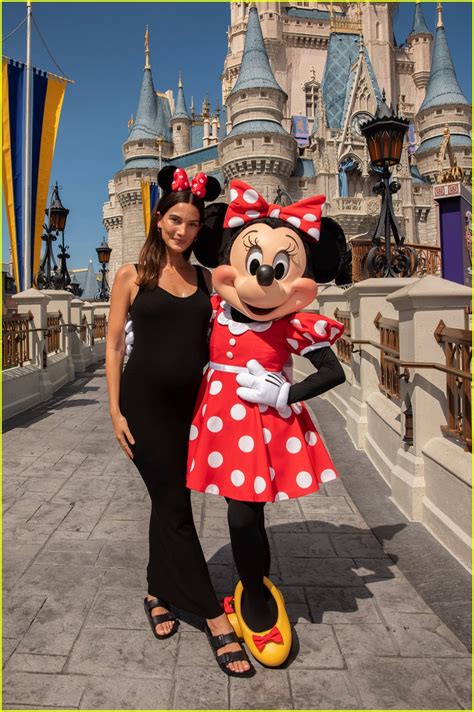 Pregnant Lily Aldridge Hangs Out With Minnie Mouse At Walt Disney World