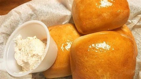 This Is What Makes Texas Roadhouse Rolls So Delicious