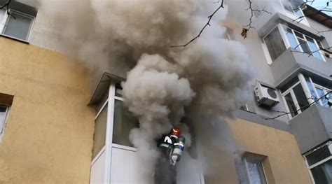 Acoperișul unei locuințe și bunurile din mai multe încăperi au fost distruse, în urma unui incendiu puternic, izbucnit, cel mai probabil, din. Incendiu devastator într-un apartament din Slatina. Două femei au ajuns la spital ...