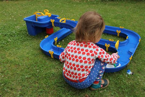 ― we're sitting in the garden. 5 Ideen für Spiele mit Wasser im Garten - Lavendelblog