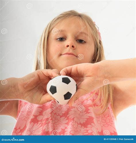 Fille Avec Une Boule Du Football Dans Des Mains Photo Stock Image Du Prise Football 41135948