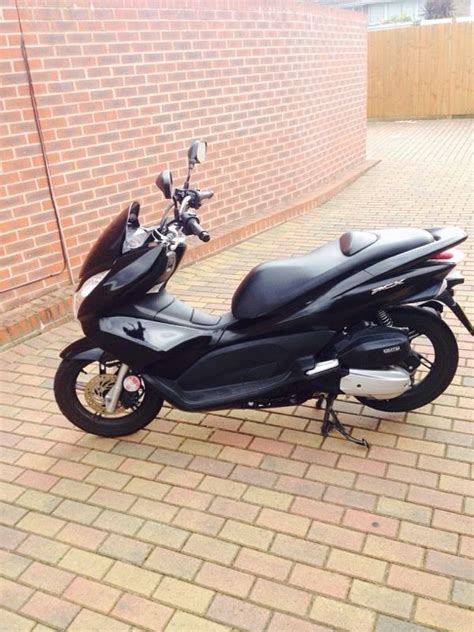 Get up close and discover more about its updated styling and 4v engine. 2012 HONDA PCX 125