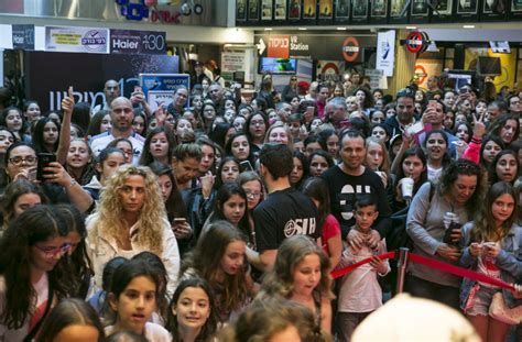 The voice (דה וויס) ישראל היא תוכנית מציאות ישראלית העוסקת בחיפוש כישרונות מוזיקליים על ידי מנטורים. ספיר סבן נזקקה לליווי צמוד של מאבטחים | TMI