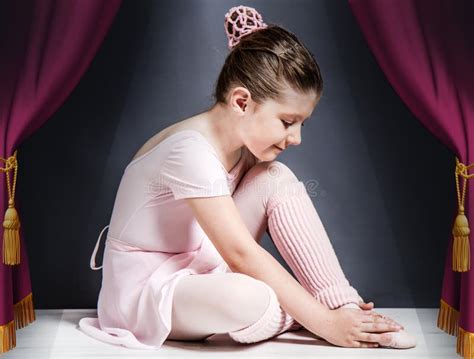 Belle Jeune Ballerine Dans La Danse Classique De Pose De Ballet Image