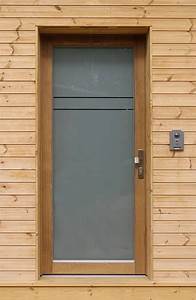 Dřevěné vchodové dveře do domu