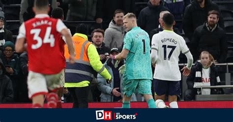 Arsenal Keeper Kicks Tottenham Fan Video Archyde