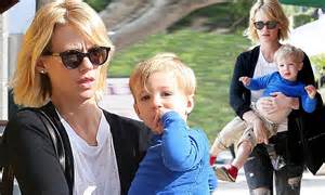January Jones Struggles To Carry Son Xander As The Duo Dash Off For