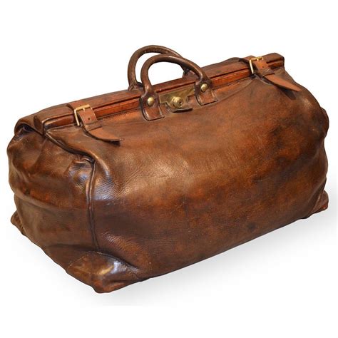 There are 1243 gladstone bag for sale on etsy, and they cost $132.71 on average. DECORATIVE OBJECTS: 19th Century Antique Leather Gladstone Bag