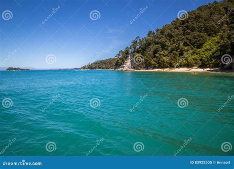 Paesaggio Di Vacanze Estive Con Loceano Blu E La Spiaggia Sabbiosa