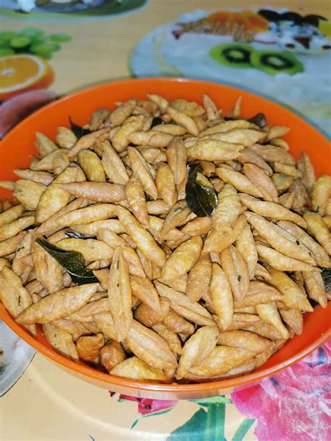 Tujuannya untuk bagi tepung gandum kering dan ringan. 10 Aneka Resepi Kuih-Muih Tradisional Melayu (Legend ...
