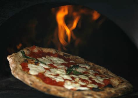 La Pizza Napoletana Tradizione E Modernità Lacooltura