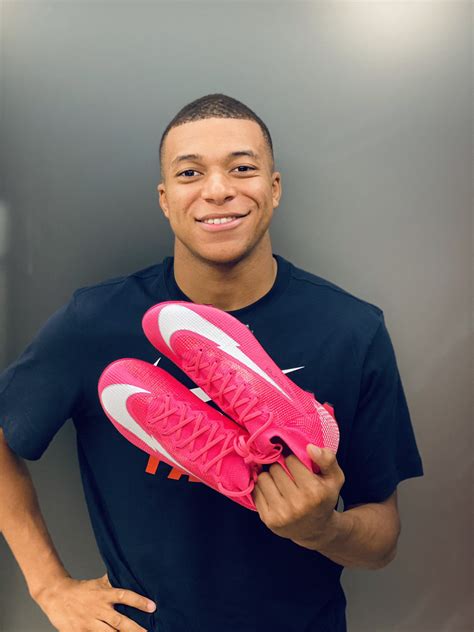 Kylian mbappé plays for ligue 1 conforama team psg and the france national team in pro evolution soccer 2020. Kylian Mbappé Pink Boots Pay Homage To Bayern Great