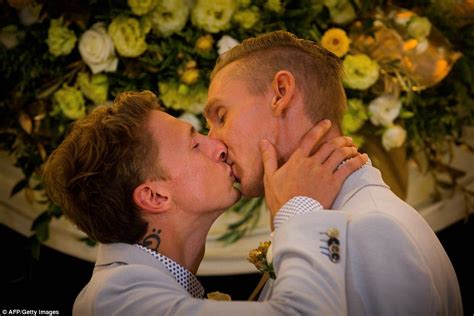 Australian Same Sex Couples Marry In Midnight Ceremonies Daily Mail