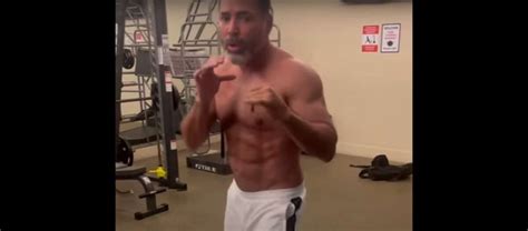 Oscar De La Hoya Sporting 6 Pack Abs Fans Think It S Fake Latest