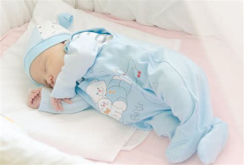 Как должен спать новорожденный как укладывать грудничка в какой позе