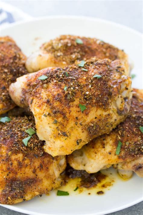 For these grilled boneless chicken thighs, i made a simple marinade with paprika, garlic, salt, pepper, olive oil and finely chopped parsley. Easy Crispy Baked Chicken Thighs