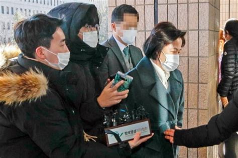 윤 총장은 웃음기 없는 표정으로 아파트 내 정원을 한 바퀴 돌고 사라졌다. 윤석열 징계위 와중에 과천 산책후기 올린 추미애 | 한경닷컴