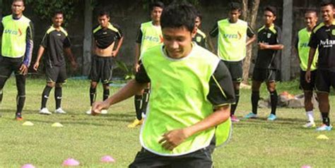 Ketika evan dimas (persija) ketemu official tim persebaya di final piala gubernur jatim 2020 persija jakarta vs pamit dari persija !! Lebih Pilih Evan Dimas, Persebaya Coret Slamet - Bola.net