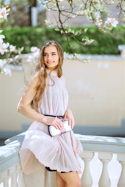 Albero con i fiori bianchi. La Bella Ragazza Sta Fra Gli Alberi Di Fioritura Fiori ...