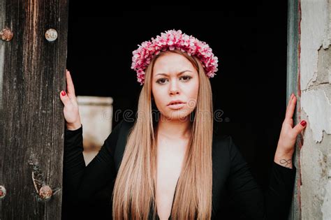Ritratto Di Una Ragazza Bionda Con Una Corona Rosa Dei Fiori Sulla Sua H Fotografia Stock