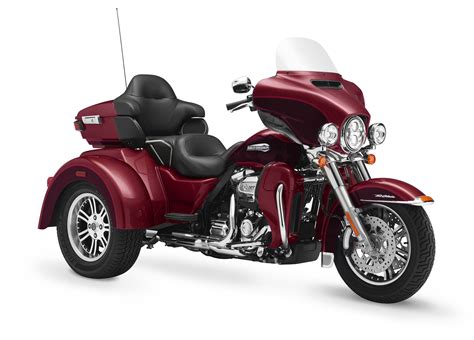 Seamless styling and matching paint: 2018 Harley-Davidson Tri Glide Ultra Review • TotalMotorcycle
