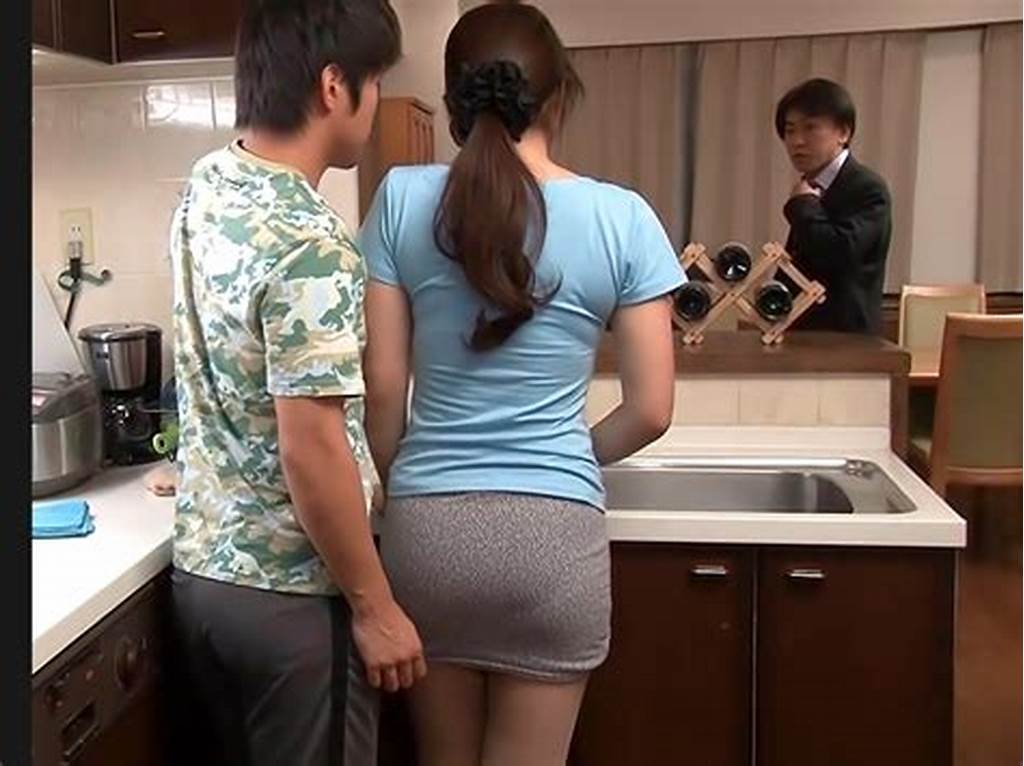 Sneaky cheating. Японские мамки на кухне. Японская мамаша на кухне. Молодые мамки на кухне.