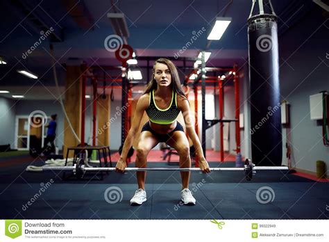 mulher que levanta um crossfit do peso no gym barbell do deadlift da mulher da aptidão imagem de