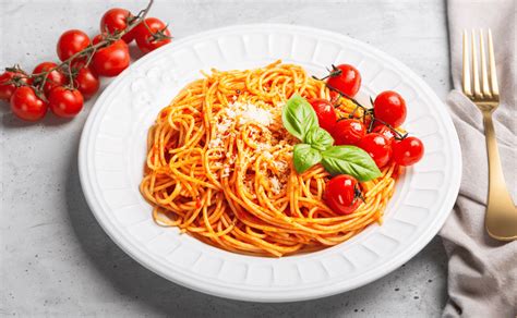 Espagueti rojo con crema receta casera con puré de tomate