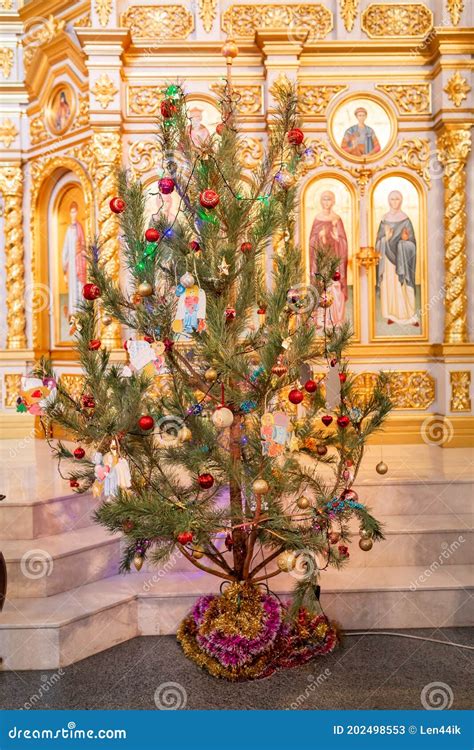 árbol De Navidad Decorado Con ángel De Juguete En Iglesia Ortodoxa
